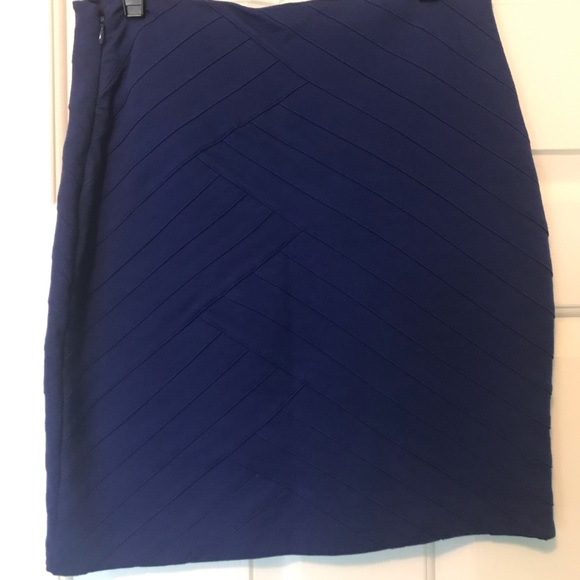 Express Textured Stretch Skirt - Picture 2 of 2